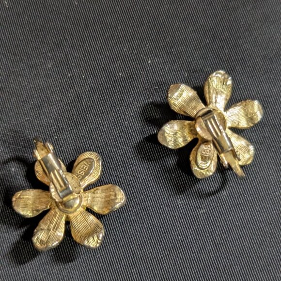 Vintage Weiss Yellow Enamel Daisy Clip-On Earrings Retro Floral Jewelry - Picture 3 of 8